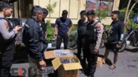 Polisi Amankan Ratusan Botol Miras dari Rumah Warga Mimbaan Situbondo