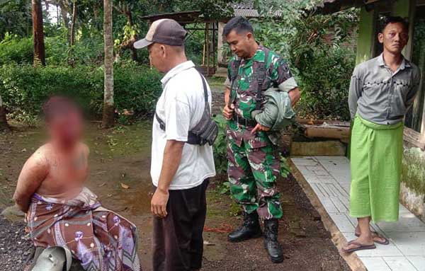 Pria yang bersimbah darah usai tiduri istri orang. (ist) - Tiduri Istri Orang Usai Sahur, Pria di Jember Dihajar hingga Babak Belur
