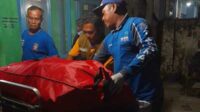 Proses evakuasi. (ist) - Selalu Tertutup, Seorang Manula Ditemukan Tewas Membusuk di Rumahnya