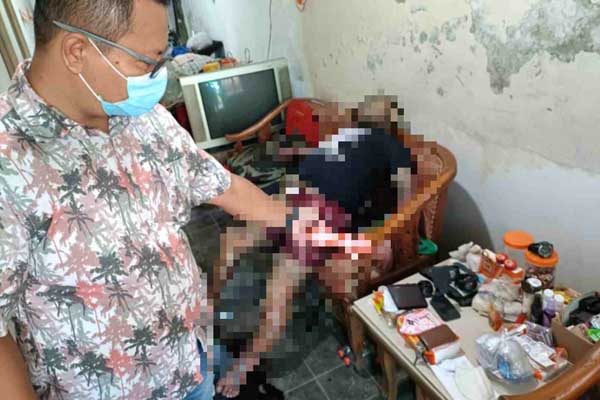 Proses olah TKP penemuan mayat di Singosari. (ist) - Seorang Pria di Singosari Ditemukan Meninggal Tewas Membusuk di Rumahnya