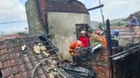 Proses pemadaman api. (ist) - Diduga Korsleting Listrik, Rumah Lansia di Batubara Terbakar Hebat