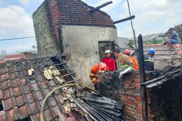 Proses pemadaman api. (ist) - Diduga Korsleting Listrik, Rumah Lansia di Batubara Terbakar Hebat