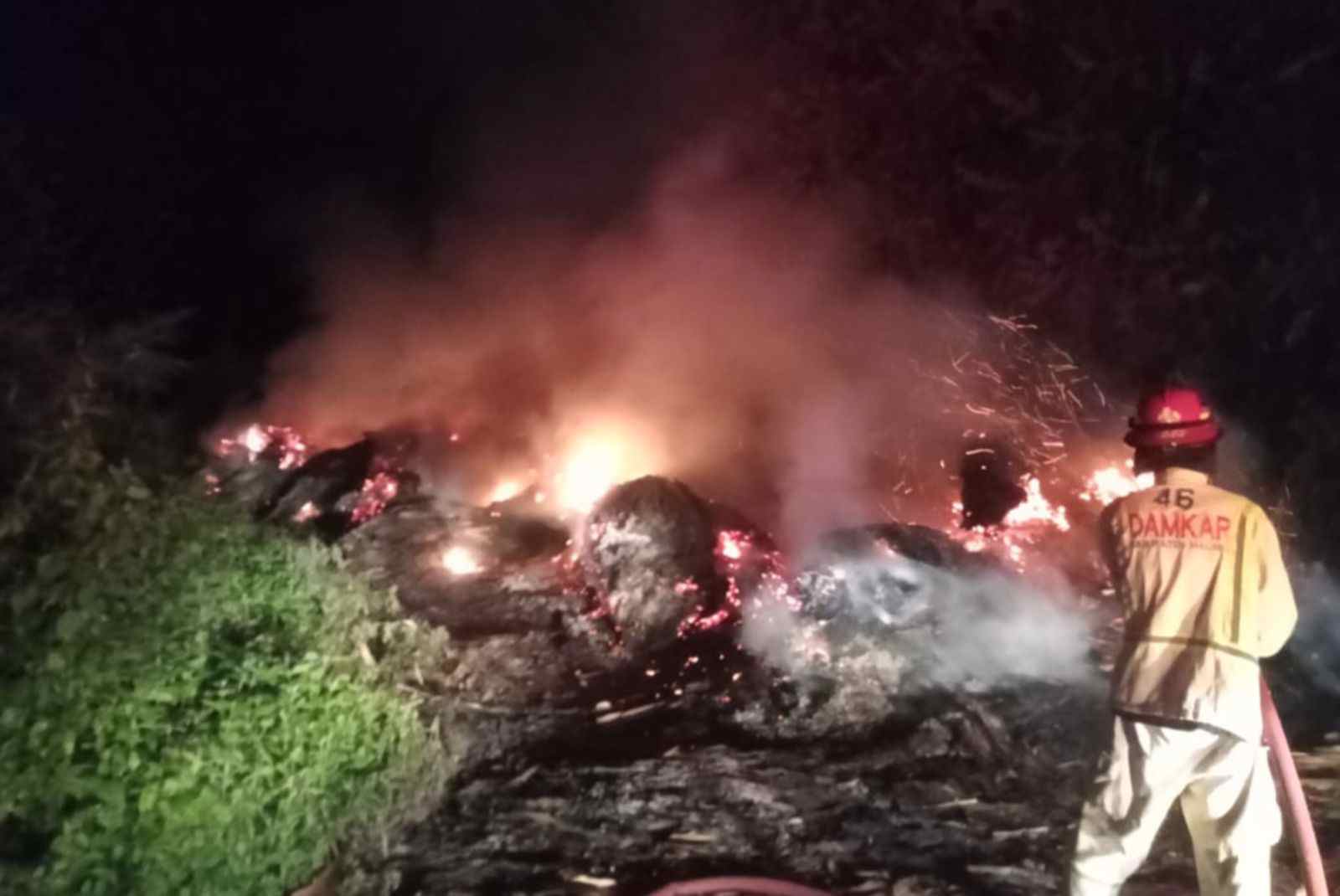 Tempat Pembuangan Limbah Pembuatan Triplek di Bululawang Terbakar