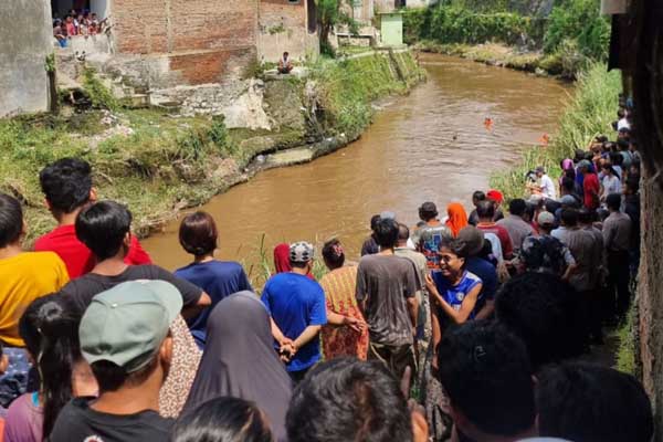 Proses pencarian korban tenggelam di Jodipan, Kecamatan Blimbing, Kota Malang. (ist) - Balita 5 Tahun Hanyut Terseret Arus Sungai Brantas, Hingga Kini Belum Ditemukan