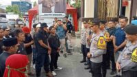 Puluhan warga saat melakukan mediasi bersama Kapolres Jember. (amb) - Mapolres Jember Diserbu Puluhan Massa, Pertanyakan Netralitas Polri