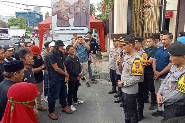 Puluhan warga saat melakukan mediasi bersama Kapolres Jember. (amb) - Mapolres Jember Diserbu Puluhan Massa, Pertanyakan Netralitas Polri