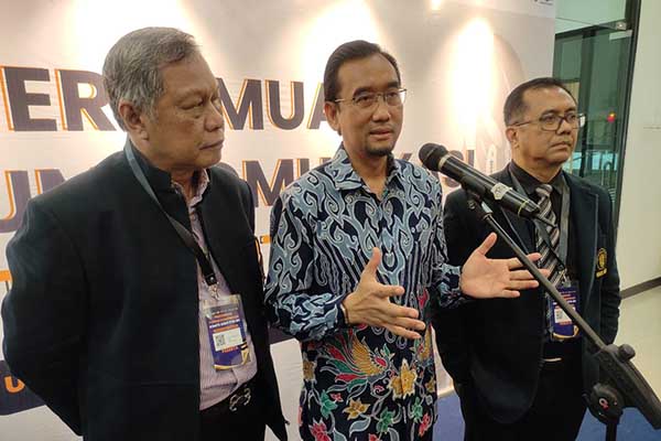 Rektor UB (tengah) bersama Ketua KA UB, menjawab pertanyaan awak berita. (kanan). (rhd) - FKKA PTN-BH Dorong Beragam Sublimasi Peran Perguruan Tinggi