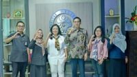 FOTO BERSAMA: Rektor UM bersama delegasi Komisi Informasi Pusat RI saat berkunjung ke UM. (ist) - Komisi Informasi Pusat Ajak UM Semarakkan Semangat Keterbukaan Informasi Publik
