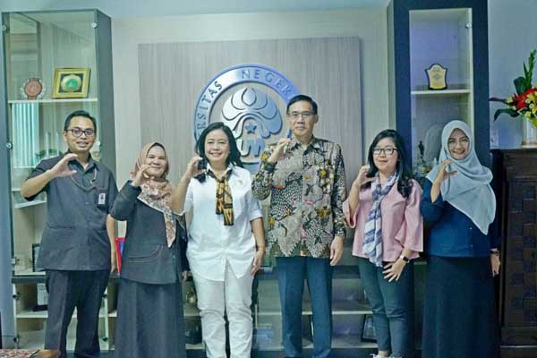 FOTO BERSAMA: Rektor UM bersama delegasi Komisi Informasi Pusat RI saat berkunjung ke UM. (ist) - Komisi Informasi Pusat Ajak UM Semarakkan Semangat Keterbukaan Informasi Publik