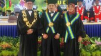 Rektor UMM bersama Prof Ahmad Wahyudi dan Prof Aniek Iriany. (rhd) - UMM Kukuhkan Dua Guru Besar, Prof Ahmad Wahyudi dan Prof Aniek Iriany