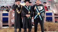 Rektor UMM bersama dua guru besar pasutri Prof Aris Winaya dan Prof Maftuchah (foto dipegang putranya). (afi) - UMM Kukuhkan Pasutri Prof Maftuchah dan Prof Aris Winaya, Meski Sang Istri Berpulang