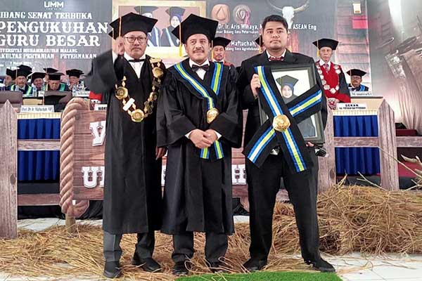 Rektor UMM bersama dua guru besar pasutri Prof Aris Winaya dan Prof Maftuchah (foto dipegang putranya). (afi) - UMM Kukuhkan Pasutri Prof Maftuchah dan Prof Aris Winaya, Meski Sang Istri Berpulang
