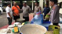 Rilis Miras ilegal di Kecamatan Gedangan. (Seru.co.id/wul) - Seorang Produsen Miras Ilegal di Gedangan Diamankan Kepolisian