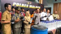 Rumah Produksi Miras di Gedangan Digeledah, Dua Tersangka Ditahan Polres Malang