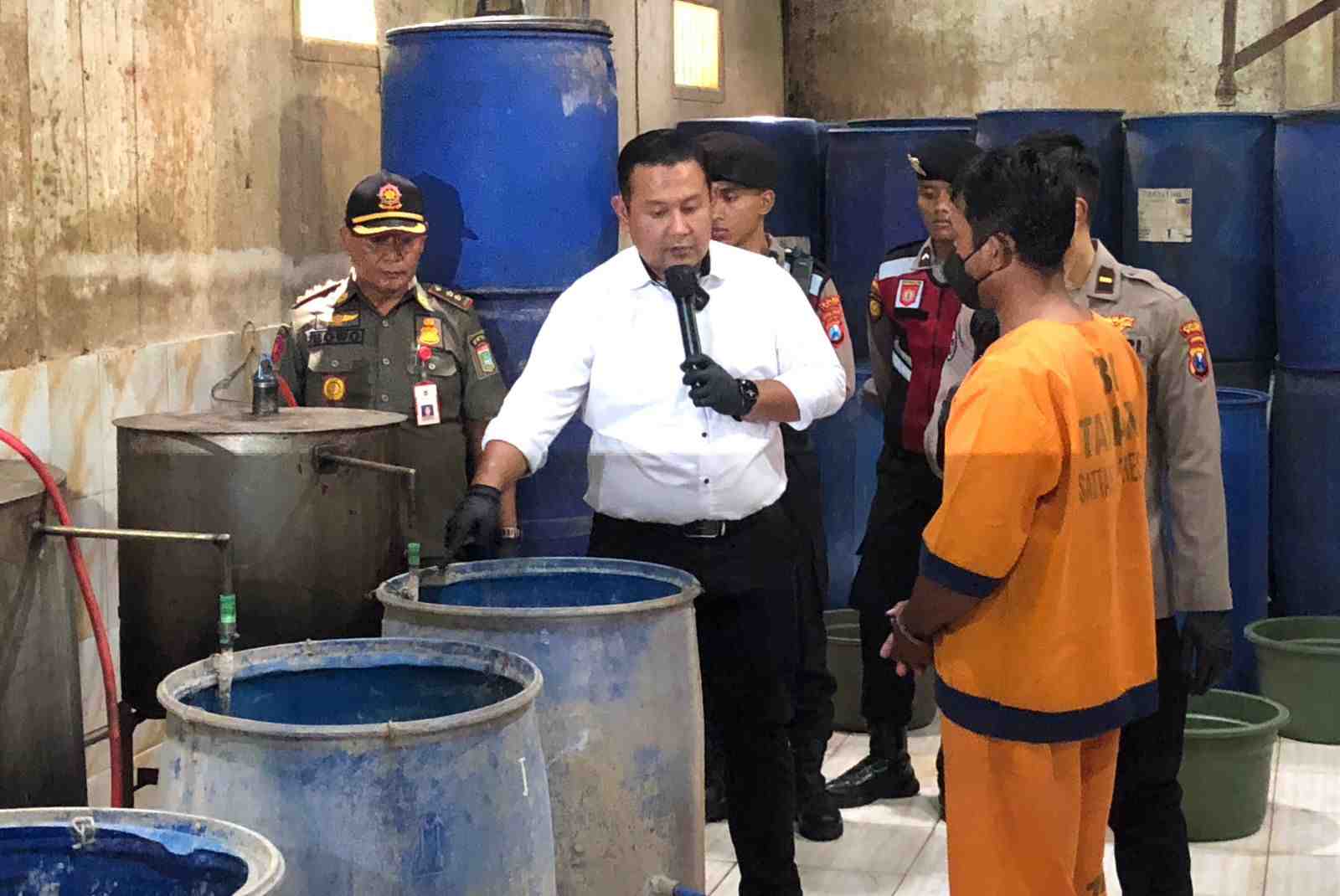 Rumah Produksi Miras di Gedangan Digeledah, Dua Tersangka Ditahan Polres Malang