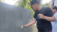 Salah satu anak autism mengecat dinding Musala Al Ikhlas Tlekung Batu. (rhd) - Buktikan Kemampuan, Puluhan Anak Austim Cat Musala Al Ikhlas Tlekung Batu