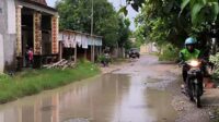 Salah satu ruas jalan Ponpin yang rusak. (nur) - Rusak 10 Tahun, Warga Bojonegoro Kota Tuntut Perbaikan Jalan Ponpin