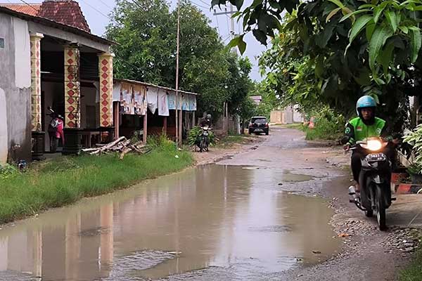 Salah satu ruas jalan Ponpin yang rusak. (nur) - Rusak 10 Tahun, Warga Bojonegoro Kota Tuntut Perbaikan Jalan Ponpin