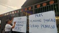 Sejumlah wartawan melakukan protes dengan menempelkan tulisan yang berisi kekecewaan terhadap KPU. (Seru.co.id/udi) - KPU Pamekasan Cegah Wartawan Liputan Rekapitulasi Penghitungan Tingkat Kabupaten