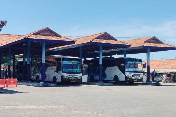 Suasana Terminal Ronggosukowati Pamekasan. (Seru.co.id/udi) - 14 Hari Menuju Lebaran, Arus Mudik Terminal Ronggosukowati Pamekasan Masih Sepi Penumpang