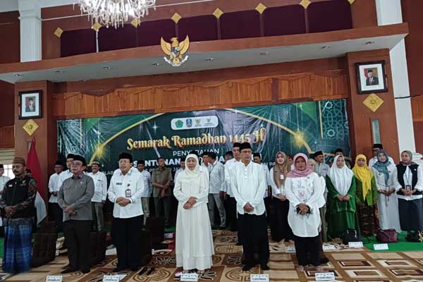Suasana acara Baznas di gedung Bakorwil Pamekasan. (Seru.co.id/udi) - Baznas Jatim dan Pemkab Pamekasan Salurkan Paket Sembako untuk 1000 Anak Yatim