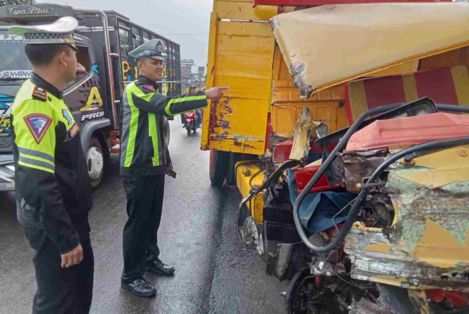 Diduga Mengantuk, Tiga Truk di Bululawang Alami Kecelakaan Beruntun, Dua Penumpang Alami Luka-luka