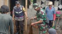 TNI, polri dan masyarakat bahu-membahu membersihkan rumah warga yang terdampak Longsor. (ist) - TNI, Polri dan Masyarakat Terjun Bantu Warga Terdampak Longsor di Bumiaji Batu