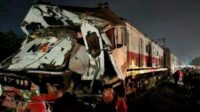 Tabrakan KA Putri Deli rute Medan-Tanjungbalai dengan truk mogok. (ist) - KA Putri Deli Tabrak Truk Mogok, PT KAI Minta Ganti Rugi
