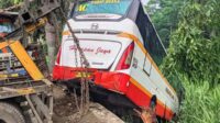 Tabrakan antara Bus Harapan Jaya dengan Innova di Kediri. (ist) - Tabrakan Bus Harapan Jaya vs Innova di Kediri, 12 Orang Jadi Korban