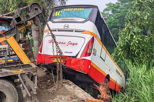 Tabrakan antara Bus Harapan Jaya dengan Innova di Kediri. (ist) - Tabrakan Bus Harapan Jaya vs Innova di Kediri, 12 Orang Jadi Korban