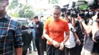 Tersangka AAB menjalani rekonstruksi pembunuhan yang dilakukannya terhadap adik tingkatnya di UI, Muhammad Naufal Zidan. (ist) - Terlilit Pinjol, Mahasiswa UI Tega Bunuh Temannya
