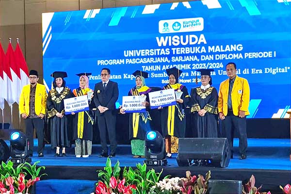 Tiga lulusan terbaik Universitas Terbuka (UT) Malang menerima penghargaan. (ist) - Universitas Terbuka Malang Mewisuda 1.363 Wisudawan