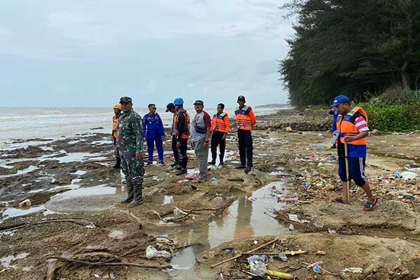 Tim SAR bersama pemerintah setempat dan masyarakat saat melakukan pencarian terhadap korban. (Seru.co.id /udi) - Kapal Pencari Ikan Berawak Lima Orang Terbalik Diterjang Ombak, Dua Awak Hilang