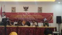 Tim seleksi bagi calon komisioner KPU Kabupaten Kota saat melakukan sosialisasi di KPU Pamekasan. (Seru.co.id/udi) - Pendaftaran Komisioner KPU Kabupaten Kota wilayah Jatim dibuka, Timsel Paparkan Jadwalnya