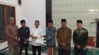 Unitri menyerahkan simbolis beasiswa kepada masyarakat sekitar. (mg2) - Unitri Siap Berikan Beasiswa Bagi Masyarakat Sekitar Kampus