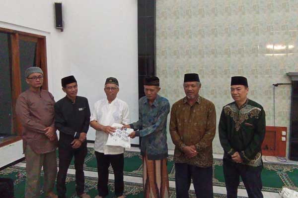 Unitri menyerahkan simbolis beasiswa kepada masyarakat sekitar. (mg2) - Unitri Siap Berikan Beasiswa Bagi Masyarakat Sekitar Kampus
