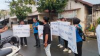Upaya Protes sejumlah wartawan terhadap KPU Pamekasan dengan menempelkan tulisan di gerbang PKP RI. (Seru.co.id/udi) - KPU Pamekasan Usir dan Intimidasi Wartawan saat Liputan, PWI Siapkan Jalur Hukum