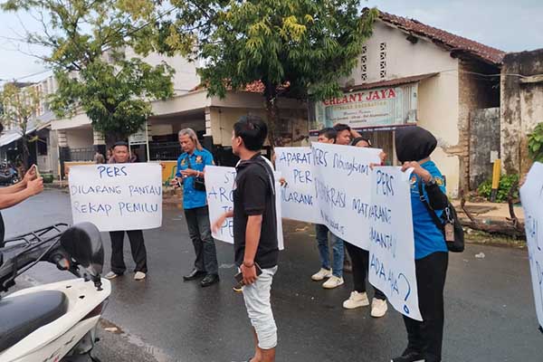Upaya Protes sejumlah wartawan terhadap KPU Pamekasan dengan menempelkan tulisan di gerbang PKP RI. (Seru.co.id/udi) - KPU Pamekasan Usir dan Intimidasi Wartawan saat Liputan, PWI Siapkan Jalur Hukum