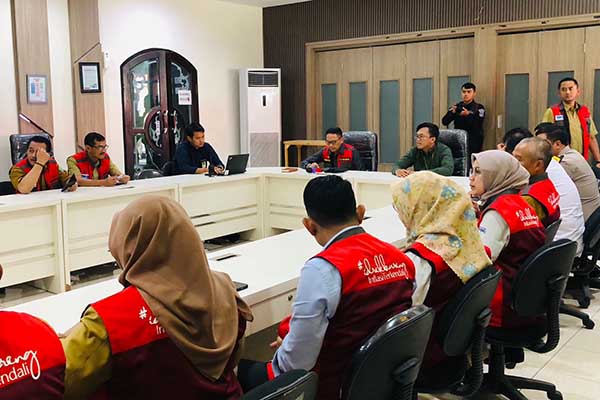 Wahyu dan Tim Pengendalian Inflasi Daerah (TPID) Kota Malang saat mendatangi Depo Pertamina. (Seru.co.id/wul) - Pj Wali Kota Malang dan TPID Tinjau Sejumlah Pasar, Pastikan Harga dan Stok Kebutuhan Bulan Ramadan Aman