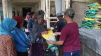 Warga menukarkan kupon dengan paket Sembako yang sudah dibelinya. (ist) - Terbantu Sembako Murah, Warga Berharap Operasi Pasar Terus Diadakan