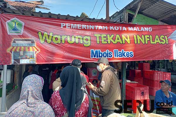Warung Tekan Inflasi di Pasar Blimbing dipadati oleh pembeli. (afi) - Pj Wali Kota Malang Pantau Harga Bahan Pokok, Cenderung Stabil Harga Beda Tipis