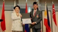 Zulfikar Dabby Anwar saat menerima penghargaan dalam program SSEAYP. (ist) - Inspiratif, Zulfikar Dabby Wakili UB dan Jawa Timur dalam SSEAYP Jepang