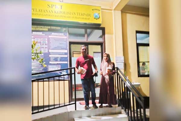 AS (pelapor, red) didampingi istrinya usai penuhi panggilan penyidik PPA di Mapolres Situbondo. (Seru.co.id/aza) - Gegara TikTok Amel Kece, AS Penuhi Panggilan Penyidik PPA Satreskrim Polres Situbondo