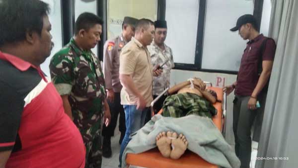 AW usai dilakukan evakuasi petugas kepolisian Resort Pamekasan. (Seru.co.id /udi) - Diduga Bunuh Diri, Pemuda di Pamekasan Tusuk Perutnya Sendiri Hingga Tewas