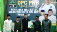 Abah Anton menyerahkan berkas fisik Bacawalkot Malang melalui DPC PKB. (rhd) - Tak Kapok Jadi Wali Kota Malang, Abah Anton Daftar Bacawalkot ke PKB