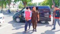 Akhmat, mantan Kades Wringinanom, Kecamatan Panarukan, Kabupaten Situbondo saat dikeler petugas Kejaksaan Negeri Situbondo masuk ke Rutan kelas IIB Situbondo, Senin (22/4/2024). (Seru.co.id/aza) - Ditetapkan Tersangka Korupsi DD, Mantan Kades Wringinanom Panarukan Dijebloskan Penjara