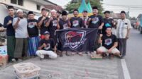 Aksi berbagi takjil kepada pengendara di pertigaan pasar kampung arah menuju pelabuhan Jangkar dan di sepanjang jalan raya Asembagus, Situbondo-Banyuwangi, Jawa Timur, Minggu (7/4/2024) Sore. (Seru.co.id/aza) - Komunitas Red Hawk Situbondo Bagikan 900 Takjil pada Pengendara dan Pejalan Kaki