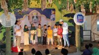 Anak-anak yatim piatu saat berkumpul dengan para pengusaha muda di Jember Mini Zoo. (Seru.co.id/amb) - Pengusaha Muda di Jember Ajak Puluhan Anak Yatim Main di Kebun Binatang Mini