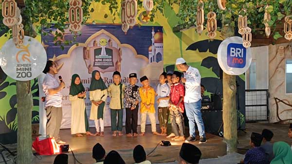 Anak-anak yatim piatu saat berkumpul dengan para pengusaha muda di Jember Mini Zoo. (Seru.co.id/amb) - Pengusaha Muda di Jember Ajak Puluhan Anak Yatim Main di Kebun Binatang Mini