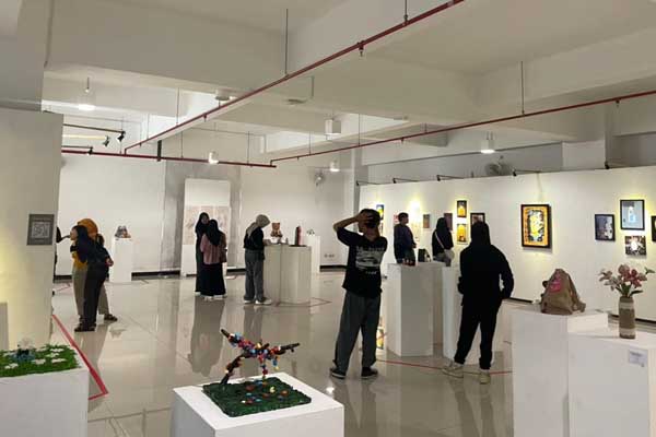 Animo pengunjung saat pameran Nduduk Silo' di lantai 3 gedung Malang Creative Center. (Seru.co.id/afi) - Pameran 'Nduduk Silo' Ajak Pengunjung Jelajahi Berbagai Kenangan